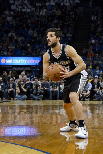 Prob車 suerte en la NBA con 27 a?os, en las filas de unos Spurs a los que le ayud車 a adaptarse Manu Gin車bili, que estaba en su pen迆ltima temporada como profesional. Tambi谷n coincidi車 entonces con Tony Parker y Pau Gasol. Los texanos llegaron a las finales del Oeste esa temporada, la 迆ltima vez que se acercaron al anillo y el principio del fin del proyecto, con la lesi車n de Kawhi Leonard en el primer partido de la serie ante los Warriors. Laprovittola no encontr車 su sitio y disput車 solo 18 partidos a las 車rdenes de Gregg Popovich, tres de ellos como titular.