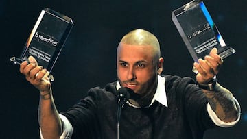 El cantante estadounidense Nicky Jam posa con dos premios recibidos durante la gala de los premios Billboard a la Música Latina hoy, jueves 28 de abril de 2016, en el BankUnited Center de Miami, Florida (EE.UU.). EFE/Gastón de Cárdenas