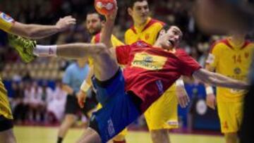 El pivote de la selecci&oacute;n espa&ntilde;ola de balonmano Gede&oacute;n Guardiola en acci&oacute;n durante el partido ante Macedonia.