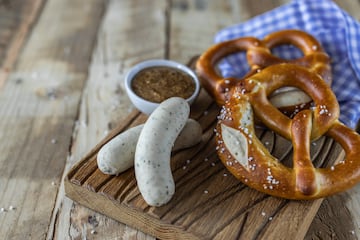 La Weisswurst, o salchicha blanca, es la especialidad gastron¨®mica de la ciudad. Es una salchicha blanca, elaborada con carne picada de ternera y cerdo, que se suele comer caliente, generalmente en el desayuno o entre horas, acompa?ada de mostaza dulce y cerveza de trigo.