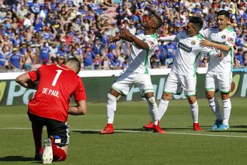 El jugador de Audax Italiano,  Sergio Santos  celebra su gol contra Audax Italiano durante el partido de primera división disputado en el estadio Nacional de Santiago, Chile.