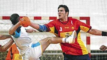 <B>VICTORIA FÁCIL.</B> Carlos Prieto bloquea un lanzamiento rival durante la cómoda victoria de España.