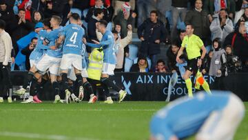 Los jugadores del Celta celebran el gol del equipo gallego durante el encuentro correspondiente a la jornada 27 en Primera División que Celta de Vigo y UD Almería disputaron en el estadio de Balaídos, en Vigo.