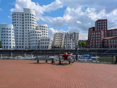 Los "Gehry Buildings", formalmente conocidos como "El nuevo Zollhof", son un complejo de tres edificios de oficinas terminado en 1999 en el puerto medio (MedienHafen) de Düsseldorf. Este conjunto se destaca por su ruptura con la alineación estricta de la calle, generando espacios públicos abiertos hacia el Rin, a diferencia de las estructuras vecinas. Lo más distintivo es el uso de tres materiales diferentes para cada una de las estructuras, a pesar de sus formas deconstructivistas asimétricas y fluidas. 