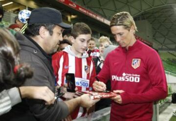 Fernando Torres muy aclamado tras el entrenamiento. 