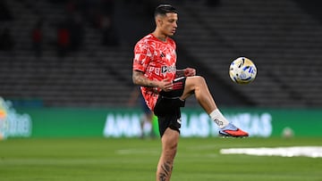 CORDOBA, ARGENTINA - OCTOBER 24: Kevin Castaño of River Plate dribbles the ball during warm ups before the Copa Argentina 2025 Semi-final match between Independiente Rivadavia and River Plate at Mario Alberto Kempes Stadium on October 24, 2025 in Cordoba, Argentina. (Photo by Hernan Cortez/Getty Images)