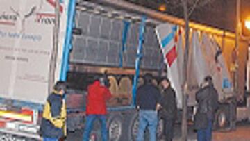 <b>LLEGÓ EL CÉSPED. </b>Ayer llegaron los dos primeros camiones.