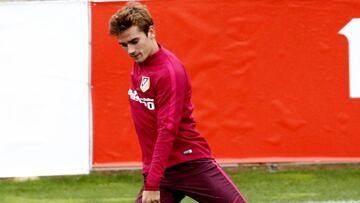 GRA063. MAJADAHONDA (C. DE MADRID), 17/10/2016.- El delantero franc&eacute;s del Atl&eacute;tico de Madrid Antoine Griezmann durante el entrenamiento realizado hoy en el Cerro del Espino, en Majadahonda, donde el equipo prepara el partido de la tercera jornada de Liga de Campeones que disputa el mi&eacute;rcoles ante el Rostov en el estadio Olimp-2, en Rusia. EFE/Sergio Barrenechea