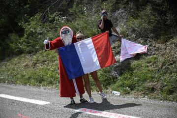 Un aficionado, disfrazado de Santa Claus, anima con su bandera nacional francesa durante la 19ª etapa. 