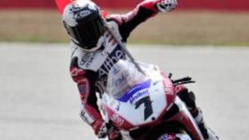 <b>PLETÓRICO. </b>Checa celebra el triunfo en el asfalto de Silverstone.