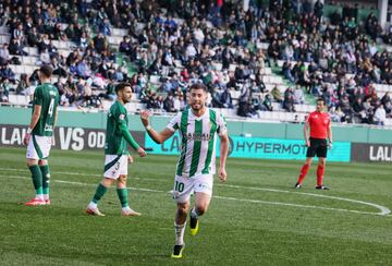 Jacobo celebra  el gol  en  A Malata