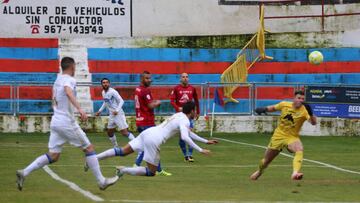Manel Martínez remata de cabeza en la jugada del 1-3.