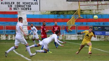 Manel Mart&iacute;nez remata de cabeza en la jugada del 1-3.