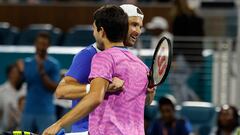 Grigor Dmitrov y Carlos Alcaraz se abrazan después de su partido en el Miami Open.