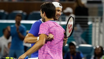 Grigor Dmitrov y Carlos Alcaraz se abrazan después de su partido en el Miami Open.