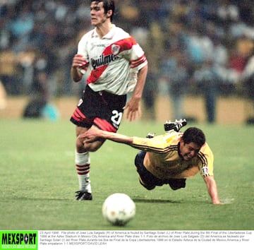 23 April 1998:  File photo of Jose Luis Salgado (R) of America,is fouled by Santiago Solari (L) of River Plate,during the 8th Final of the Libertadores Cup 1998 at the Aztec Stadium in Mexico City,America and River Plate draw 1-1./Foto de archivo de Jose Luis Salgado (D) del America,es fauleado por Santiago Solari (I) del River Plate,durante los 8os de Final de la Copa Libertadortes 1998 en el Estadio Azteca de la Ciudad de Mexico,America y River Plate empataron 1-1.MEXSPORT/DAVID LEAH