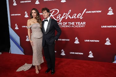 Rosana y David Bisbal posan en la alfombra roja de la gala 'Persona del Año' de los Latin Grammy 2025.