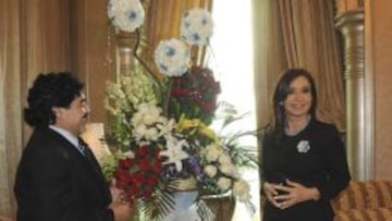 Fotografía facilitada por la Presidencia argentina de la reunión mantenida por la presidenta de Argentina, Cristina Fernández de Kirchner, y el exfutbolista Diego Armando Maradona ayer, 15 de enero de 2013, en Abu Dabi, (EUA), con motivo de la gira internacional que la mandataria argentina está realizando por varios países de Asia.