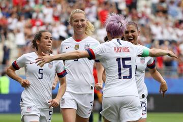 Megan Rapinoe adelantó a las amaericanas desde el punto de penalti.