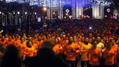 Imagen de los participantes de la San Silvestre Vallecana 2015 a su paso por la calle Alcal&aacute; en Madrid.