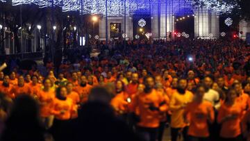 Imagen de los participantes de la San Silvestre Vallecana 2015 a su paso por la calle Alcalá en Madrid.