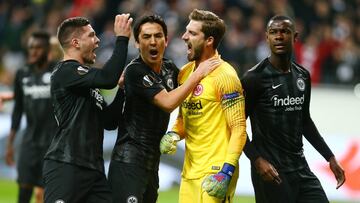 Soccer Football - Europa League - Round of 16 First Leg - Eintracht Frankfurt v Inter Milan - Commerzbank-Arena, Frankfurt, Germany - March 7, 2019 Eintracht Frankfurt's Kevin Trapp celebrates after saving a penalty with Makoto Hasebe and team mates