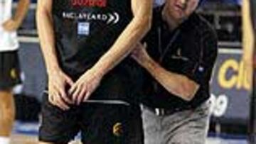 <b>BASTIÓN.</B> Pau Gasol y Moncho López, durante un entrenamiento.