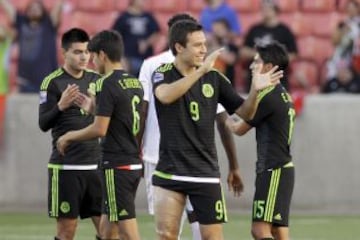 Erick "El Cubo" Torres festeja con sus compañeros al final del partido entre México y Canadá por el Preolímpico de Concacaf.