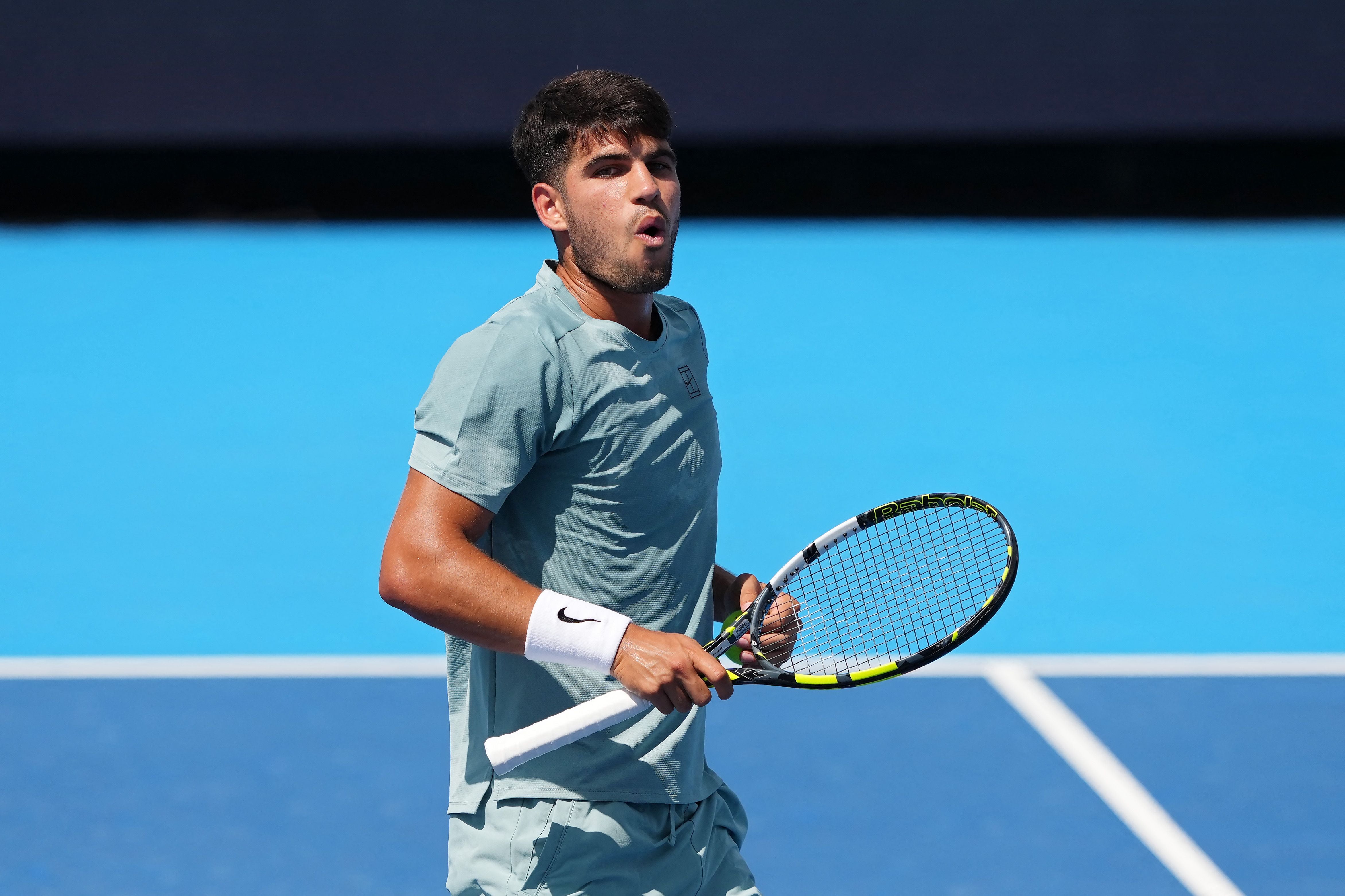 Alcaraz supera una “montaña rusa” para ganar a Dzumhur 