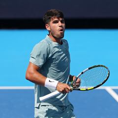 Alcaraz supera una “montaña rusa” para ganar a Dzumhur