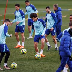 Simeone medita reforzar el medio y acercar a Llorente al área