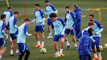 MADRID, 23/02/2023.- El centrocampista belga del Atletico de Madrid Axel Witsel (c) participa en el entrenamiento de su equipo este jueves en la Ciudad deportiva Wanda en Majadahonda, Madrid. EFE/Rodrigo Jiménez
