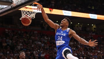 Belgrade (Serbia), 25/08/2022.- Greece's Giannis Antetokounmpo (L) in action against Serbia's Vladimir Lucic (R) during the FIBA Basketball World Cup 2023 qualifiers match between Serbia and Greece in Belgrade, Serbia, 25 August 2022. (Baloncesto, Grecia, Belgrado) EFE/EPA/ANDREJ CUKIC
