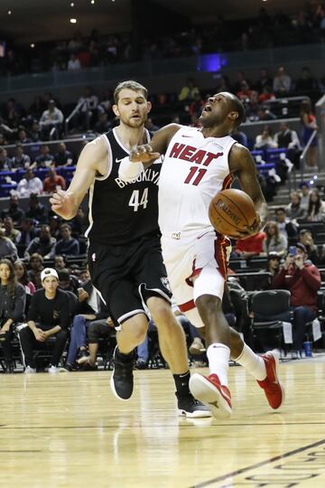 MEX54. CIUDAD DE MÉXICO (MÉXICO), 09/12/2017.- El jugador de los Nets de Brooklyn Tyler Zeller (i), disputa el balón con Dion Waiters (d), de los Heat de Miami hoy, sábado 9 de diciembre de 2017, durante un partido de baloncesto de la NBA, entre los Nets de Brooklin y los Heats de Miami, disputado en la Arena Ciudad de México, (México). EFE/Jorge Nuñez