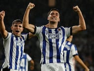 El centrocampista de la Real Sociedad Jon Gorrotxategi celebra su gol esta temporada al Athletic en el derbi de Liga de la primera vuelta disputado en Anoeta. EFE/ Juan Herrero