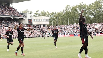 MADRID, 28/09/2025.- El delantero Akor Adams (d), del Sevilla, celebra el primer gol del equipo ante el Rayo Vallecano, durante el partido correspondiente a la jornada 7 de LaLiga disputado este domingo en el Estadio de Vallecas. EFE/ Sergio Pérez