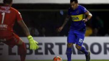 Carlos T&eacute;vez remata ante Romel Qui&ntilde;&oacute;nez durante el partido de Copa Libertadores entre Boca Juniors y Bol&iacute;var.