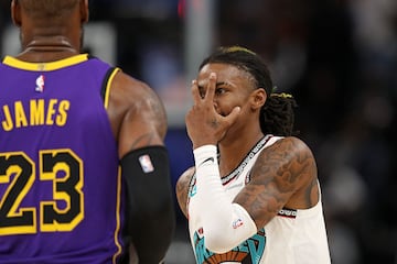 Lebron y Morant tuvieron un bonito duelo en Memphis. El Rey, con casi 40 a?os, finaliz車 con 39 puntos. Su rival, de apenas 25, lleg車 a 20. Las provocaciones entre ambos fueron constantes: burlas tras canasta y curiosas celebraciones en caso de triple. "No me gustan", asegur車 el base. Que se llev車 el duelo de piques... y la victoria.