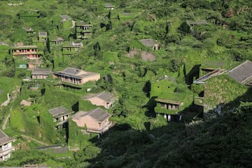 La aldea se encuentra en la isla de Shengshan en China. Estaba habitada por pescadores hasta los a?os 90, pero con la llegada del transporte martimo, el turismo, la construccin y la reparacin de buques en la zona, la aldea fue abandonada. Sin embargo, hoy podemos apreciar como estas construcciones se encuentran bien conservadas gracias a unas hiedras que se apoderaron de sus paredes. Se ha convertido en un reclamo turstico y los habitantes han vuelto a este pueblo, trabajando en el negocio turstico de la verde isla.