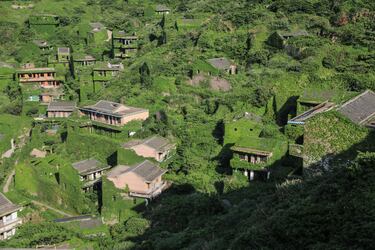 La aldea se encuentra en la isla de Shengshan en China. Estaba habitada por pescadores hasta los años 90, pero con la llegada del transporte marítimo, el turismo, la construcción y la reparación de buques en la zona, la aldea fue abandonada. Sin embargo, hoy podemos apreciar como estas construcciones se encuentran bien conservadas gracias a unas hiedras que se apoderaron de sus paredes. Se ha convertido en un reclamo turístico y los habitantes han vuelto a este pueblo, trabajando en el negocio turístico de la verde isla.