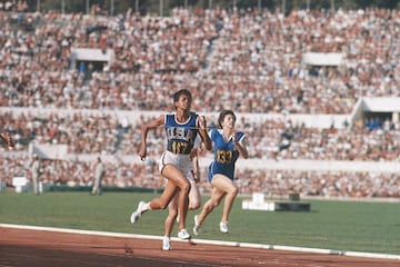 Tener ojo para las oportunidades es indispensable para lograr una buena foto y los fotógrafos de Getty Images han sido expertos en esta materia. Un ejemplo de esto es esta imagen que permite ver los minutos previos a que "la Gacela Negra" Wilma Rudolph ganará la competencia de los 100M en el Estadio Olímpico, dando el triunfo a los Estados Unidos en las Olimpiadas de Verano en 1960.