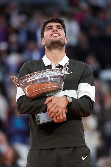 Carlos Alcaraz sostiene el trofeo de Roland Garros.