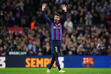 Piqué fue sustituido en el minuto 83 y ovacionado por todo el estadio y sus compañeros.