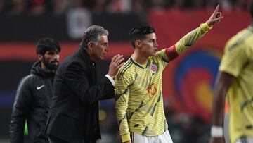 Carlos Queiroz dando indicaciones a James Rodríguez en el amistoso entre la Selección Colombia y Corea del Sur.