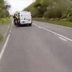 Lamentable y peligroso por igual: ¡le saca de la carretera a propósito!