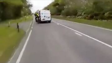Lamentable: ¡lo saca de la carretera a propósito!