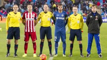Getafe-Atlético de Madrid. El árbitro Mateu Lahoz con sus asistentes Pau Norbert Cebrián Devis, Jon Núñez Fernández y el cuarto árbitro Rubén Ávalos Barrera, junto a los capitanes Gabi y Pedro León.