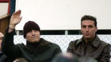 Molina (izquierda) en la grada de Riazor junto a su compañeros Scaloni poco después de anunciarse su cáncer de testículos.