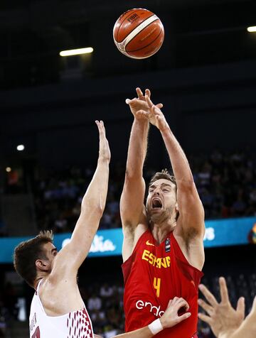 Pau Gasol tratando de anotar frente al pívot croata Dragan Bender.