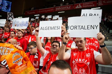 Los aficionados del Ucam Murcia de baloncesto mostraban carteles con los nombres de los municipios afectados por las inundaciones durante el minuto silencio, antes del encuentro frente al Real Madrid.